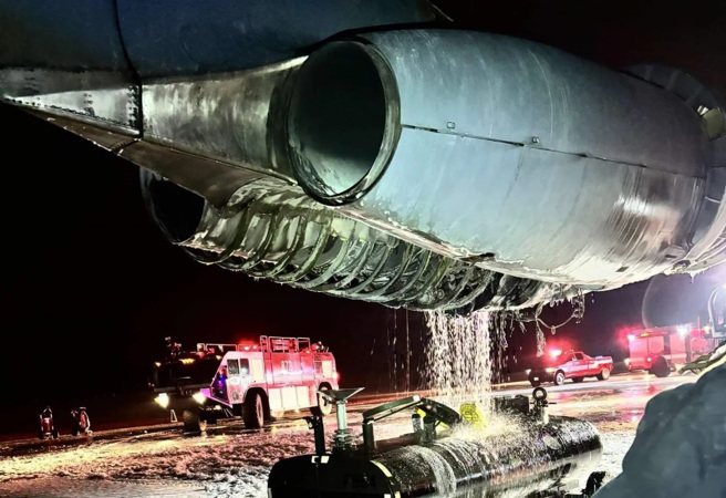 一架B-52引擎起火，其中一段引擎舱的蒙皮完全消失。(图/美国空军)