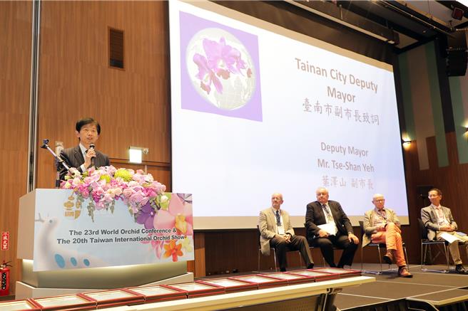 台南市副市長葉澤山代表市長黃偉哲共同出席世界蘭花會議閉幕典禮時，預告2025亞太蘭展將在台南市舉辦。（市府提供／洪榮志台南傳真）