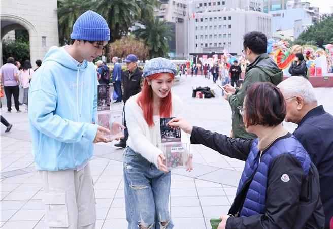 演员石承泫、导演邱筠婷上街为红心字会募捐。（红心字会提供）