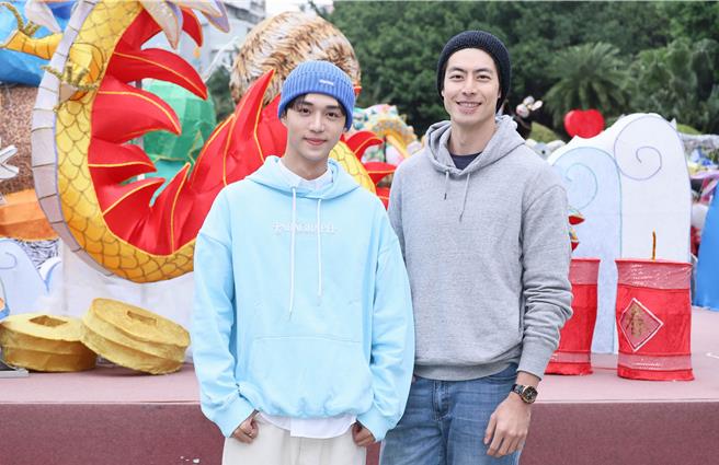 首次演出舞台剧石承泫（左）、陈佑俊，28日为弱势儿童募集营养餐费。（红心字会提供）