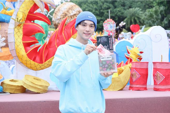 首次演出舞台剧《笔者哈米尔》的BL剧男神石承泫，28日为弱势儿童募集营养餐费。（红心字会提供）