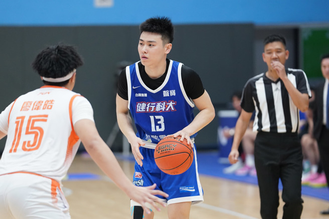 健行刘丞勋（中）25分、9篮板。（大专体总提供）