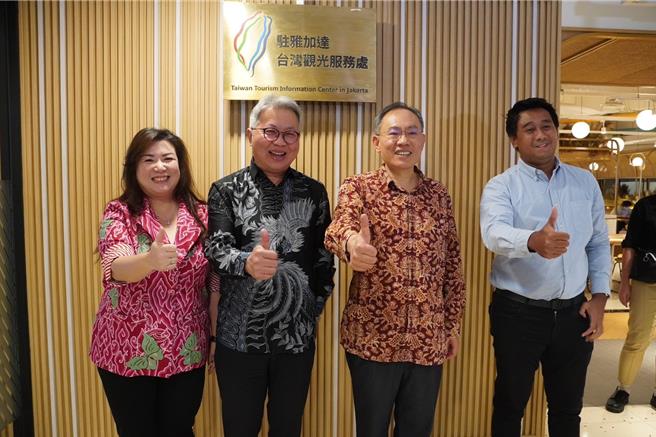 交通部观光署成立「驻雅加达台湾观光服务处」，由副署长周廷彰（左2）主持揭牌仪式。（观光署提供／陈佑诚台北传真）