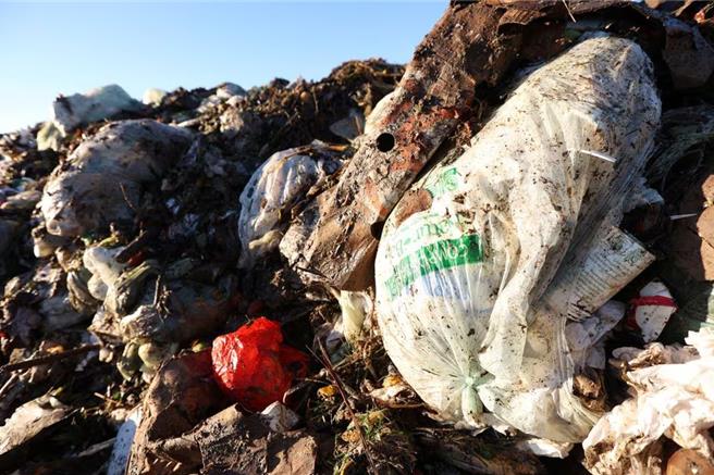 美国加州一处堆积成山的废弃物（图／路透社）