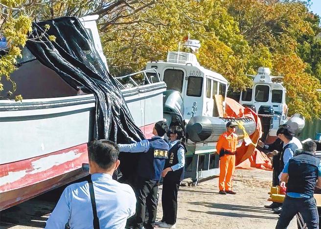 大陸籍漁船日前越界遭海巡署追緝翻覆釀2死意外，圖為大陸籍漁船左側欄杆疑因撞擊而凹陷扭曲。（資料照片/于家麒攝）