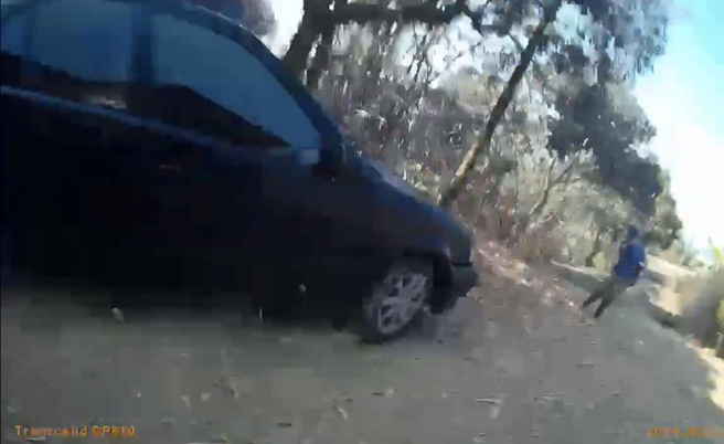 李嫌拒捕还衝撞员警，警方朝车开8枪他仍趁隙逃逸。（翻摄照片／高雄洪靖宜传真）