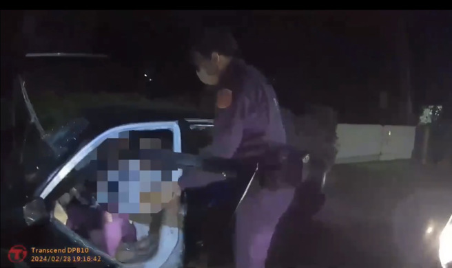 李嫌发现巡逻车后加速逃逸，最后自撞护栏停下，车上还有另1名郑姓男子，双双送医。（翻摄照片／高雄洪靖宜传真）