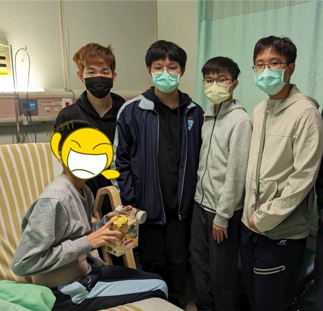 雄中一名郭同学，考前3周因急性腹痛就医确诊阑尾炎，考试当天大考中心安排特殊考场让郭同学坐轮椅应考，日前成绩出炉仍获满级分。（雄中提供／任义宇高雄传真）