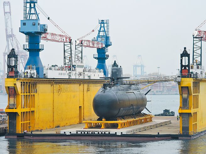 准总统赖清德支持潜舰国造政策态度明确。海军国造潜舰原型舰海鲲号，台船公司于2月27日完成浮船测试作业。（中时资料照）