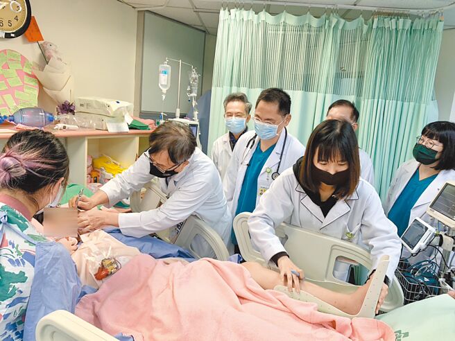 陳家姊姊由彰化市秀傳醫院持續搶救中，該院27日集合各相關科別的醫師、呼吸治療師及護理師會診。（院方提供／孫英哲彰化傳真）