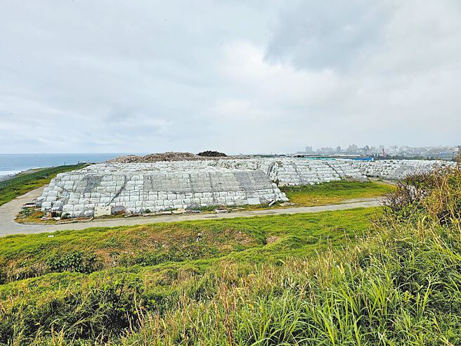 花蓮市區北邊垃圾堆置場近來飄散出惡臭，影響美崙一帶住戶，花蓮縣環保局已加強清運焚燒。（民眾提供／王志偉花蓮傳真）