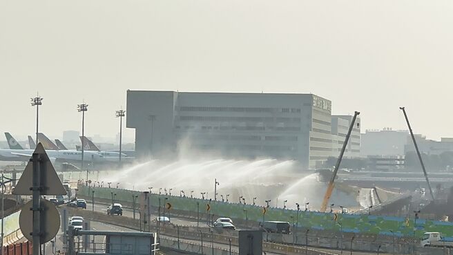 桃园市环保局首创「AI施工扬尘智能洒水管理系统」。图为桃园机场工程日间大型自动洒水。（桃园市环保局提供／蔡依珍桃园传真）