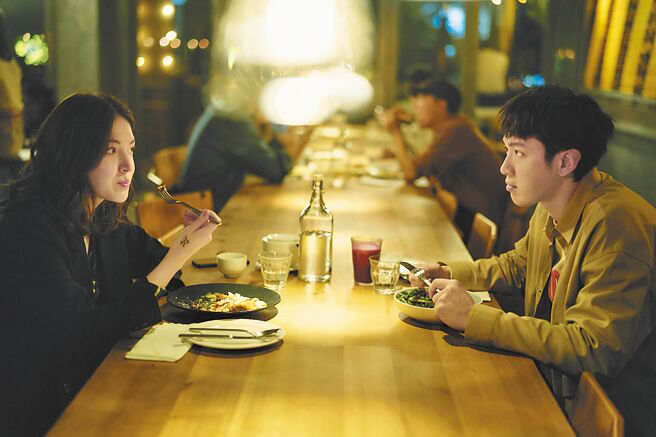许玮宁（左）与柯震东在《不够善良的我们》剧中吃出一段情。（公视、MyVideo提供）
