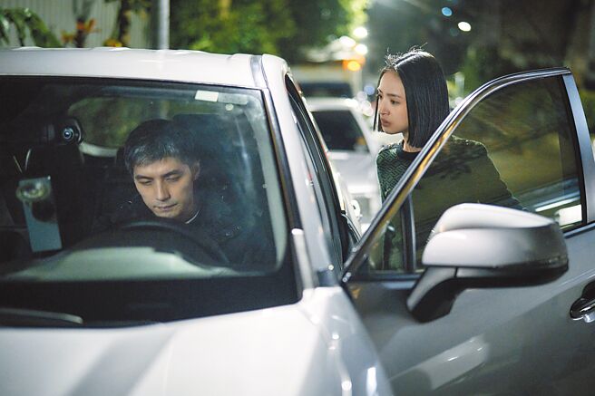 贺军翔（左）在剧中遭林依晨狠甩车门，直呼「惊惊」。（公视、MyVideo提供）