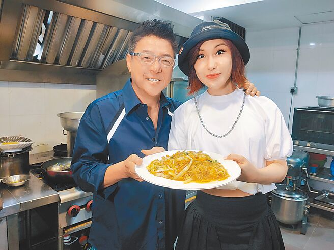 姜育恆（左）為利菁親自下廚，料理拿手菜。（三立提供）