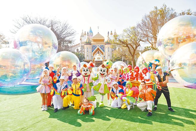 各大业者祭出229优惠，愉悦系手摇饮茑日子祝4年一次的229寿星生日快乐 ，出示身分证检核，生日为2月29日者，享购买任1饮品，同品项买1送1优惠；六福村（见图）针对229寿星，28日起至29日活动期间凭出示身分证等相关证明文件即享现场免费入园。（六福村提供）