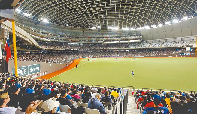 中职今年在台北大巨蛋排了27场例行赛。（本报资料照片）