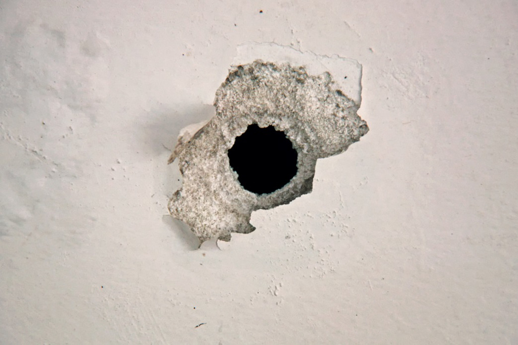 [新聞] 家門口突爆槍戰 子彈穿牆射中保溫杯 結果超驚人