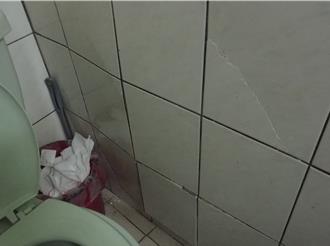 三重傾斜民宅住戶返家 住戶門一開：這還能住嗎？