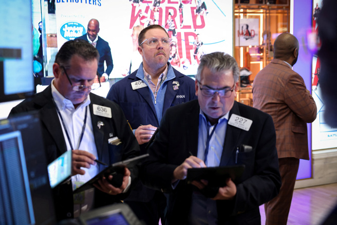 投资人持续消化忧喜参半的经济数据。（图/路透社）