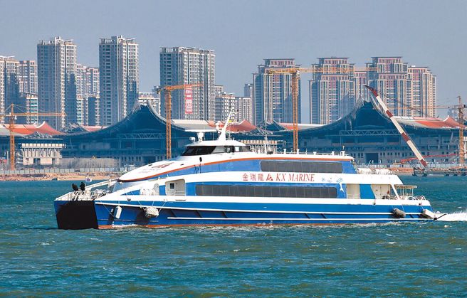 两岸金厦民间往来密切。图为两岸小三通航班从厦门驶向金门。（示意图／中新社）