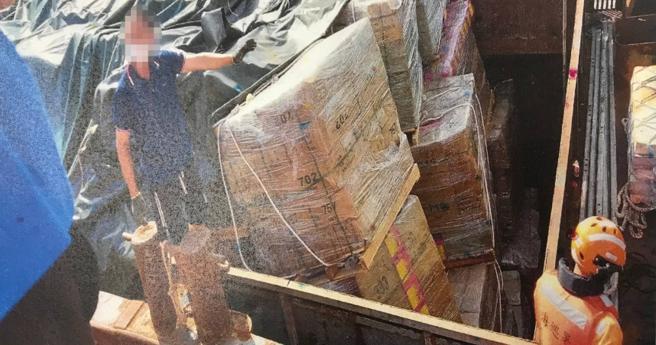 海巡署第8海巡队建功，2023年9月在澎湖花屿附近查获80吨走私烟火，成功阻绝流入台湾。（图／读者提供）