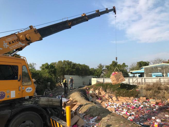 80吨走私爆竹烟火在第8海巡队护送下运往嘉义，花了3天时间才销毁完毕。（图／读者提供）