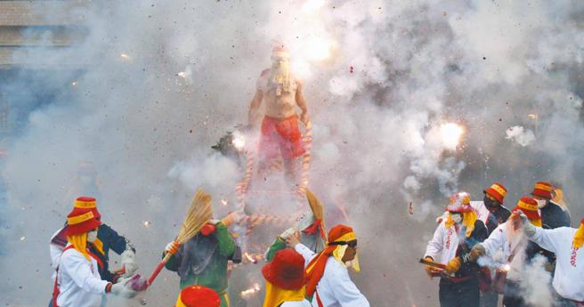 台湾节庆施放爆竹烟火几乎都从国外进口，如何确保公安成当务之急。图为台东元宵节炸寒单活动。（图／报系资料照）