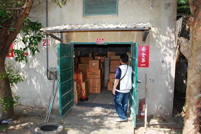 新兴堂香铺爆炸案后，警消前往桃园市观音区的万达烟火厂，了解烟火查封与储存状况。（图／报系资料照）