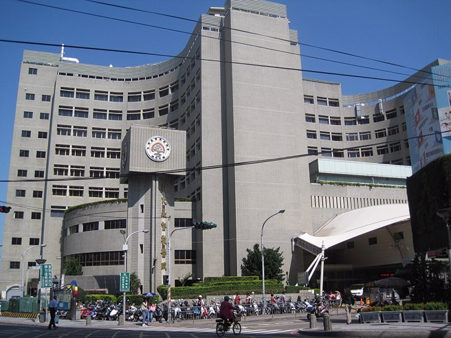 医师钱建文日前在脸书表示，彰基3月起院内儿科的一线假日值班医师年龄，要提高到60岁。（图／翻摄自Google Map）