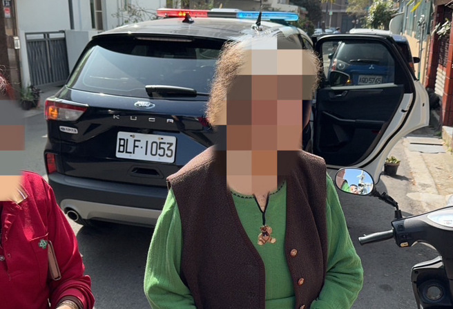 台中警方協助婦人平安返家。（翻攝畫面）
