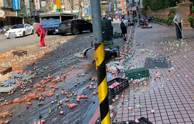 大量的雞蛋與皮蛋摔落路面，導致女騎士閃避不及摔車。（翻攝畫面）