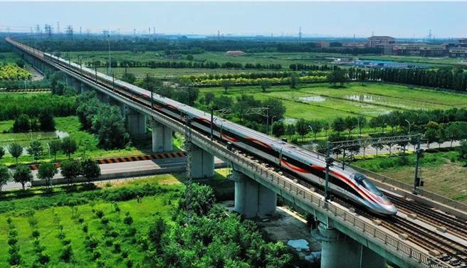 大陆国家铁路局28日表示，将在粤港澳大湾区试点轨道交通设施互联、票制互通。（中国铁路微信公眾号）