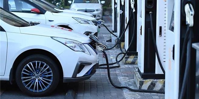 中國電動汽車百人會最新預測，今年大陸新能源車的市占率有望突破40％。（新華社）