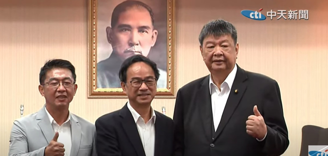 交通委员会，由国民党立委陈雪生（右）、民进党立委李昆泽（中）当选召委。（图取自中天直播）