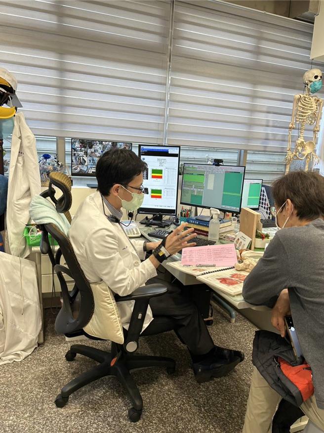 春節前密集勞動與運動，年後爆發骨科患者潮，陳建宏醫師（左）提醒注意關骨保養。（程炳璋攝）