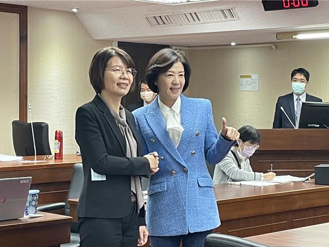 民进党立委刘建国在卫环委员会召委选举时投错，但不影响选举结果，最终由蓝营王育敏、绿营黄秀芳拿下召委。（蔡雯如摄）