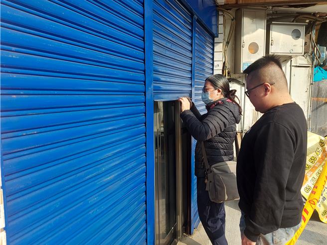 黄姓麵店老板娘29日拉开铁门，返店查看。（张铠乙摄）