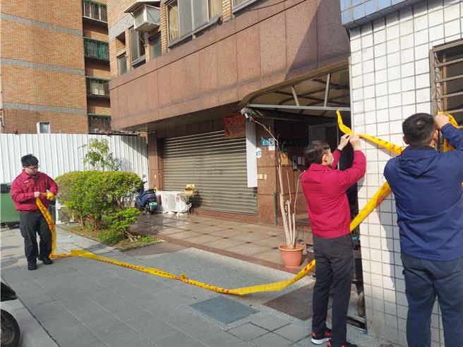 消防局人员29日收起封锁线，让住户返家。（张铠乙摄）