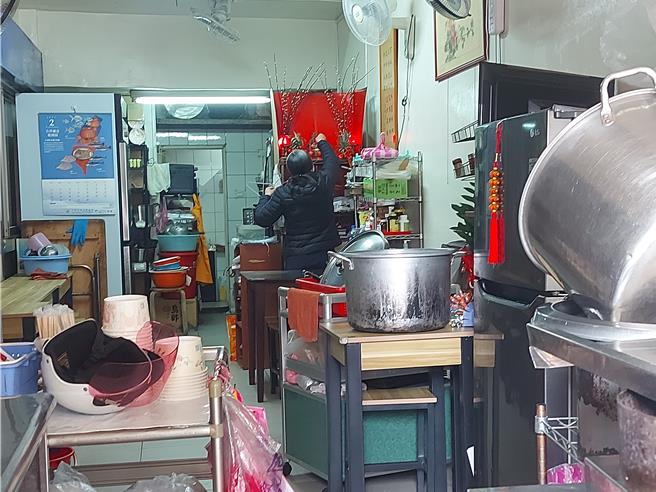 黄姓麵店老板娘29日返店第一件事，就是拜拜报平安。（张铠乙摄）