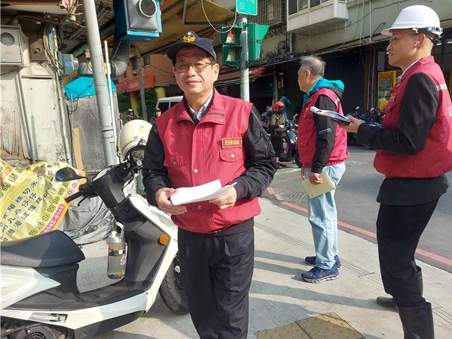 新北市消防局副局长陈崇岳（中）在现场指挥。（张铠乙摄）