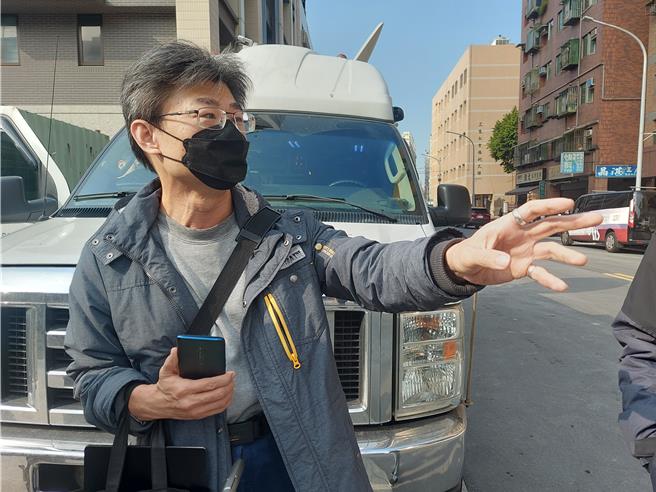 陈姓住户（左）返家受访。（张铠乙摄）