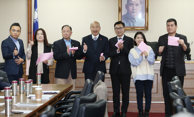 立法院各委员会29日举行召委选举，院长韩国瑜（左四）、副院长江启臣（右三）与党籍立委在外交及国防委员会一起投票。（姚志平摄）