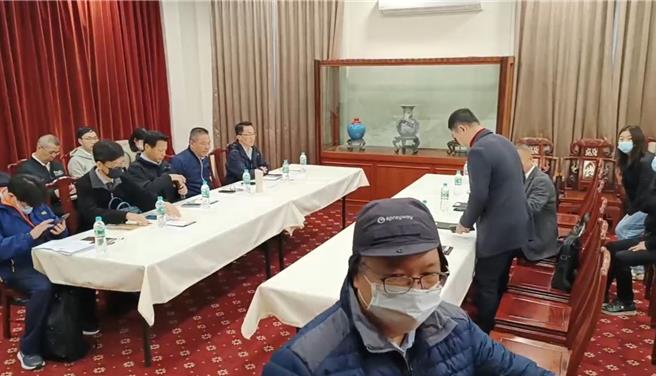 陸船翻覆釀2死案近6日來歷經9次密商仍無法取得共識下，昨（28）日休兵1天，今（29）日上午9點雙方代表重返浯江飯店進行第10次閉門密商。（民眾提供）