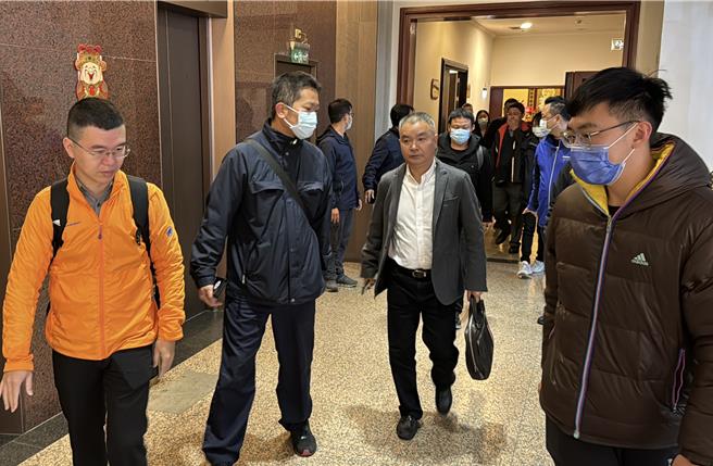 李朝暉（右二）等陸方代表與家屬面色凝重離場。（于家麒攝）