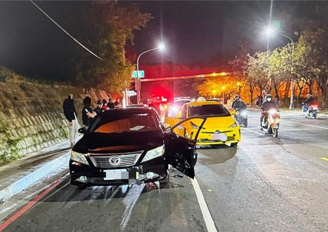 2月11日在高雄左營區勝利路及新庄仔路口發生一件自小客車與小黃計程車的糾紛，小黃直接撞凹自小客車的車門。圖為車禍現場。（翻攝照片／林瑞益高雄傳真）