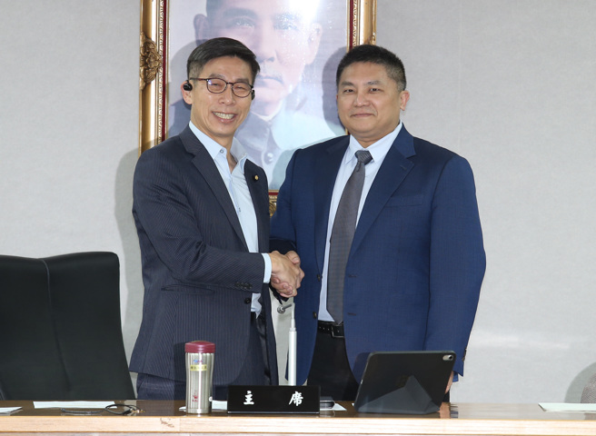 立法院各委员会29日举行召委选举，司法及法制委员会由民进党立委锺佳滨（左）、国民党立委吴宗宪（右）当选。（姚志平摄）