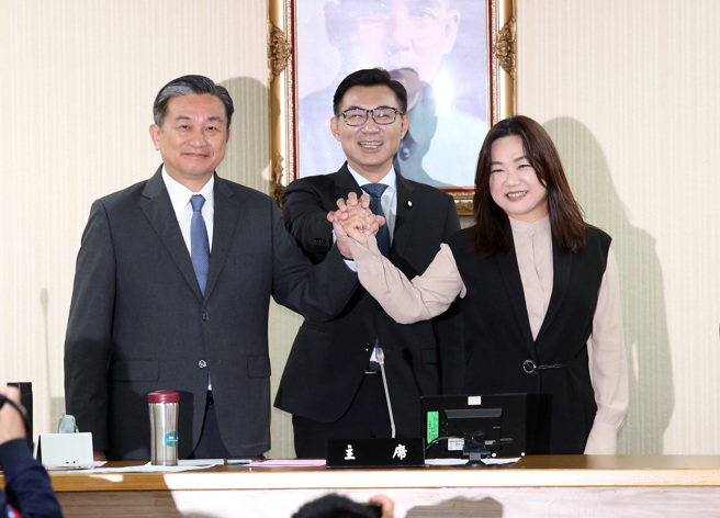 立法院各委员会29日举行召委选举，外交及国防委员会由国民党立委马文君（右）、民进党立委王定宇（左）当选，会议主席江启臣（中）在场见证。（姚志平摄）