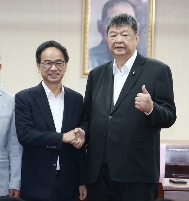 立法院各委员会29日举行召委选举，国民党立委陈雪生（右）与民进党立委李昆泽（左）当选交通委员会召委。（姚志平摄）