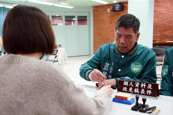 民进党前员山乡民代表蓝万义今天登记参选议员。（李忠一摄）